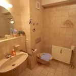 شقة كارينا، مارتن، مايكل&سيسي